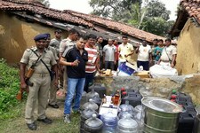 महंगे ब्रांड का रैपर लगा कर दुर्गापूजा में अवैध शराब के बेचने की थी प्लानिंग, 175 लीटर शराब के साथ धराए