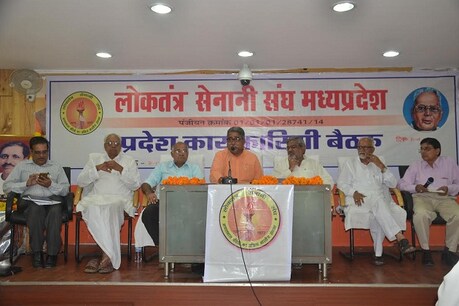 गांधी-अंबेडकर के बाद अब जेपी नारायण समर्थकों पर डोरे डालेगी बीजेपी गांधी-अंबेडकर के बाद अब जेपी नारायण समर्थकों पर डोरे डालेगी बीजेपी