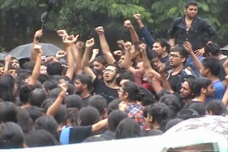 रास्ते की घेराबंदी की मांग पर मूसलाधार बारिश में सड़क पर उतरे आईएसएम के छात्र रास्ते की घेराबंदी की मांग पर मूसलाधार बारिश में सड़क पर उतरे आईएसएम के छात्र