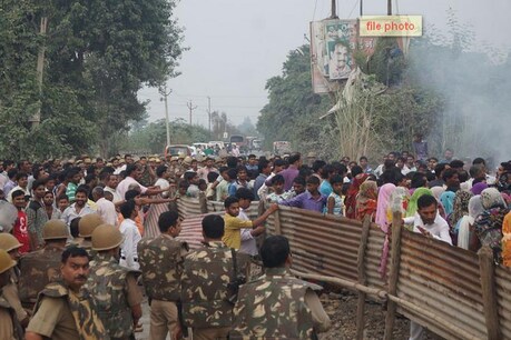 महेश शर्मा-संगीत सोम ने कराया बिसाहड़ा में समझौता, रवि का हुआ अंतिम संस्कार महेश शर्मा-संगीत सोम ने कराया बिसाहड़ा में समझौता, रवि का हुआ अंतिम संस्कार
