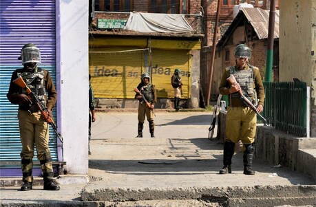 असामाजिक तत्वों ने कश्मीर में एक और स्कूल भवन में आग लगाई असामाजिक तत्वों ने कश्मीर में एक और स्कूल भवन में आग लगाई