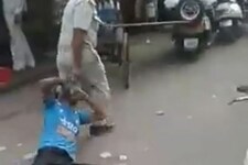 यूपी: महज 10 रुपये के लिए सिपाही ने रिक्शा चालक को घसीट-घसीट कर पीटा