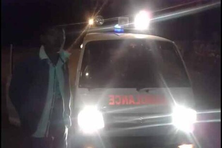 बनबसा में शारदा नदी बैराज पुल पर गेट खुलने के इंतजार में एंबुलेंस (Photo:ETV)