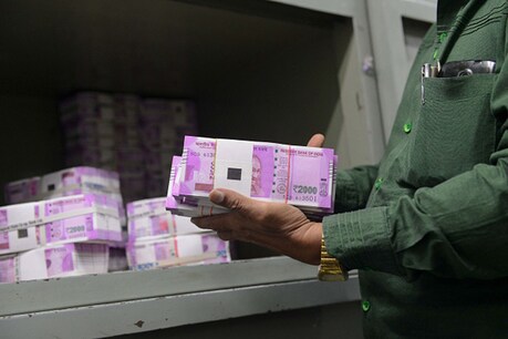 एमपी: बैंक की कैशवेन से 2 मिनट में 25 लाख की लूट एमपी: बैंक की कैशवेन से 2 मिनट में 25 लाख की लूट