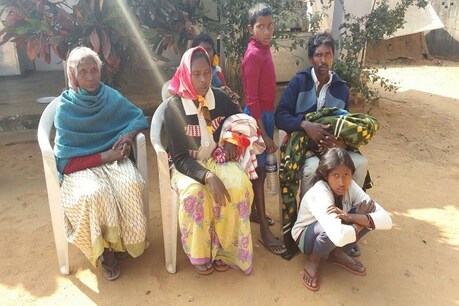 आरोपी महिला और उसका परिवार. पुरुष की गोद में कंबल में लिपटा नवजात का शव.