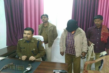 दिन में चिठ्ठियां और रात को मौत बांटता था ये पोस्टमैन, पुलिस ने किया गिरफ्तार दिन में चिठ्ठियां और रात को मौत बांटता था ये पोस्टमैन, पुलिस ने किया गिरफ्तार