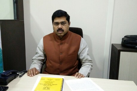 एक महिला पर अभद्र जातीय टिप्पणी करने के आरोप में बीजेपी आईटी सेल के प्रदेश प्रभारी संजय राय के खिलाफ एफआईआर दर्ज कर ली गई है. मामले में संजय ने भी खुद पुलिस से तहरीर देकर इस ट्वीट को फर्जी करार दिया है.