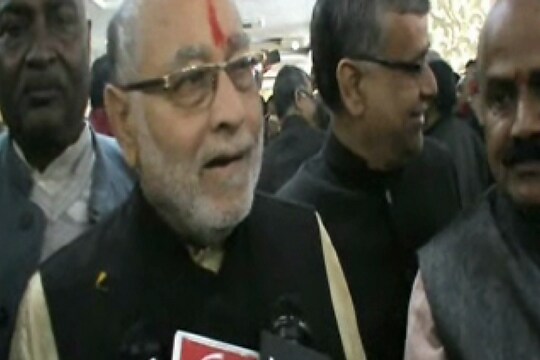 प्रधानमंत्री नरेंद्र मोदी के भाई प्रह्लाद मोदी इन दिनों उत्तर प्रदेश के ललितपुर जिला में हैं. दरअसल, वे सिद्धपीठ पीताम्बरा के दर्शन के लिए यहां हैं. इस दौरान प्रह्लाद मोदी ने शहर के एक होटल में पत्रकारों से बातचीत में कहा कि नोट बंदी के फैसले को देश की जनता ने दिल से स्वीकारा है.