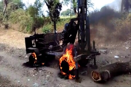 मध्य प्रदेश के रतलाम जिले के घटवास गांव में हाईटेंशन लाइन के करंट से दो युवको की मौत हो गई. मृतक युवकों के नाम प्रताप तंवर और सुभाष जाट हैं. ये दोनों घटवास गांव के ही रहने वाले थे.