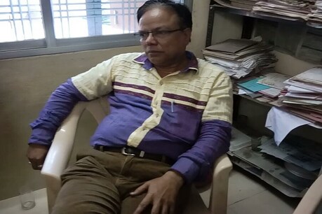 लोकायुक्त पुलिस ने मध्य प्रदेश के रतलाम में खनिज विभाग के उपसंचालक पीके शिल्पी को 15 हजार रुपए की रिश्वत लेते रंगे हाथों पकड़ा है. रतलाम में खनिज विभाग के अधिकारी के रिश्वत लेते हुए पकड़े जाने का यह तीसरा मामला है.