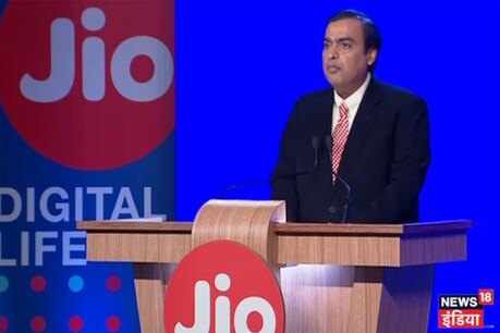 रिलायंस इंडस्ट्रीज के चेयरमैन मुकेश अंबानी ने इंटरनेट सेवा रिलायंस जियो के बारे में अहम घोषणाएं की.