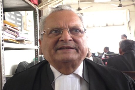 कोर्ट के फैसले की जानकारी देते वकील