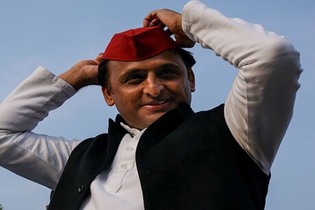 यूपी की चुनावी सियासत में अखिलेश यादव एक चमत्कारिक युवा लीडर के तौर पर उभरे हैं. चाचा शिवपाल जैसे धुरंधर नेता और पिता मुलायम जैसे मंझे हुए राजनीतिज्ञ को साइड में लगाकर वे एक ऐसे नेता बन चुके हैं, जिनका प्रोग्रेस कार्ड ऐतिहासिक रूप से ग्रोथ पर है.