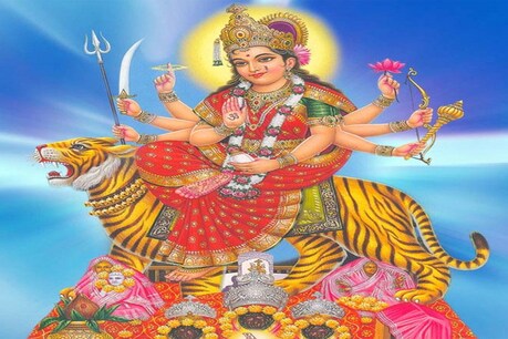 अच्छे व स्वस्थ जीवन की कामना सभी को होती है. हर कोई ये कोशिश करता है कि वो अपने परिवार की जीविका के लिए उचित संसाधन इकट्ठा कर सके ताकि जीवन अच्छे से चलता रहे. ऐसे में देवी दुर्गा के मंत्र अचूक उपाय साबित होते हैं.