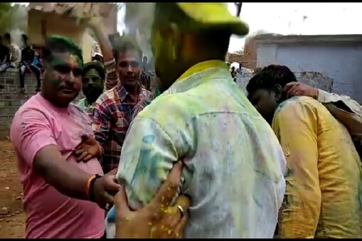 मध्य प्रदेश के शिवपुरी जिले के देहात थाने में होली आयोजन के दौरान पुलिस कर्मी राजेंद्र सिंह की गोली लगने से मौत हो गई. हादसे के दो दिन बाद घटनना का एक वीडियो सामने आया है. मध्य प्रदेश के शिवपुरी जिले के देहात थाने में होली आयोजन के दौरान पुलिस कर्मी राजेंद्र सिंह की गोली लगने से मौत हो गई. हादसे के दो दिन बाद घटनना का एक वीडियो सामने आया है.
