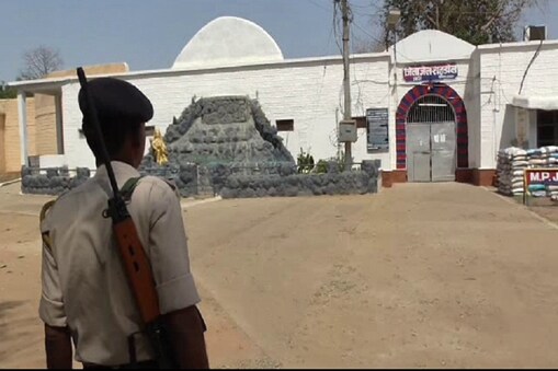 भोपाल जेल ब्रेक घटना के बाद भी मध्य प्रदेश की शिवराज सरकार जेलों की सुरक्षा को लेकर गंभीर नजर नहीं आ रही है. राज्य के संभागीय मुख्यालय शहडोल में स्थापित जिला जेल की सुरक्षा व्यवस्था भगवान भरोसे चल रही है. भोपाल जेल ब्रेक घटना के बाद भी मध्य प्रदेश की शिवराज सरकार जेलों की सुरक्षा को लेकर गंभीर नजर नहीं आ रही है. राज्य के संभागीय मुख्यालय शहडोल में स्थापित जिला जेल की सुरक्षा व्यवस्था भगवान भरोसे चल रही है.