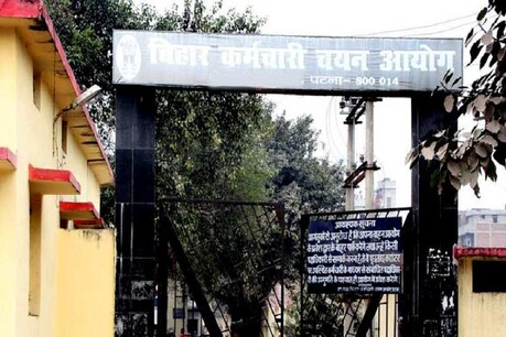 एसएससी की परीक्षा का प्रश्न पत्र वायरल होने के मामले में आयोग के चेयरमैन सुधीर कुमार, सचिव परमेश्वर राम की गिरफ्तारी हो चुकी है. दोनों अफसरों की गिरफ्तारी के बाद विभाग के ओएसडी और आईएएस सीके अनिल भी महीने भर से लापता चल रहे हैं.