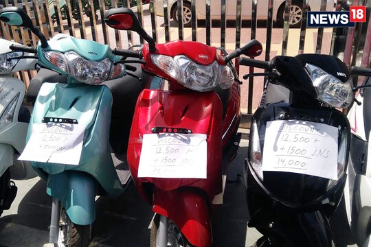 वाहन निर्माताओं के संगठन सियाम की ओर से कहा गया था कि कंपनियों को बीएस-3 स्टॉक निकालने के लिए करीब एक साल का समय चाहिए