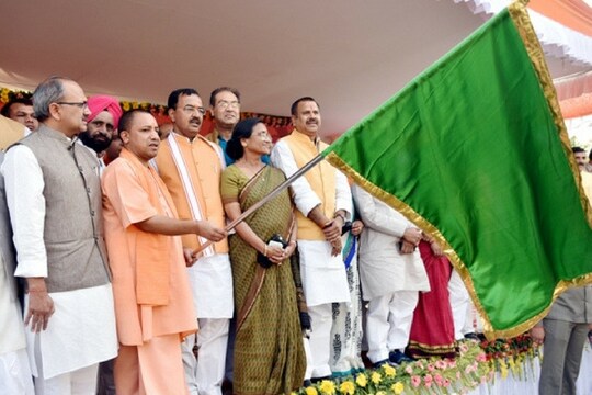13 अप्रैल को सीएम योगी आदित्यनाथ प्रदेश के लिए 150 एएलएस एंबुलेंस को हरी झंडी दिखाते हुए. Photo: News 18 Hindi