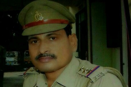 'रोमियो' बने बदायूं जिले के बिसौली थाने के निलंबित एसओ एसपी उपाध्याय एक बार फिर चर्चा में हैं. Image: Etv Network