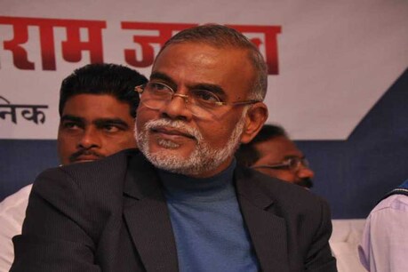 मुंबई के वडाला की एक झुग्गी से निकलकर देश के जानें-माने अर्थशास्त्री तक का सफर तय करने वाले डॉ.नरेंद्र जाधव ने दलित जीवन के यथार्थ को भोगा है. वे इस समय राज्यसभा सांसद हैं.