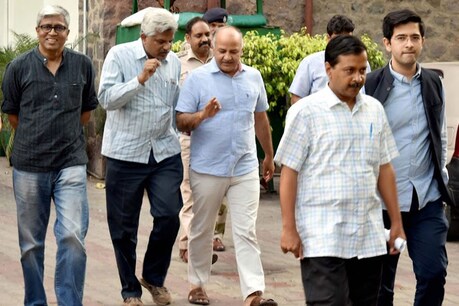केजरीवाल के बुलावे पर परिवार के साथ डिनर करने पहुंचे 'आप' MLA केजरीवाल के बुलावे पर परिवार के साथ डिनर करने पहुंचे 'आप' MLA