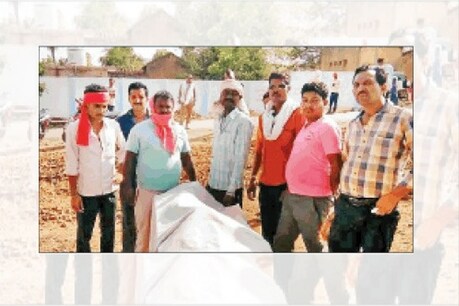 मध्यप्रदेश के डिंडौरी जिले में मानवीयता को शर्मसार करने वाला मामला सामने आया है. यहां सरकारी अस्पताल में बेड खाली कराने के लिए एक लावारिस युवक के शव को शौचालय में रखवा दिया.