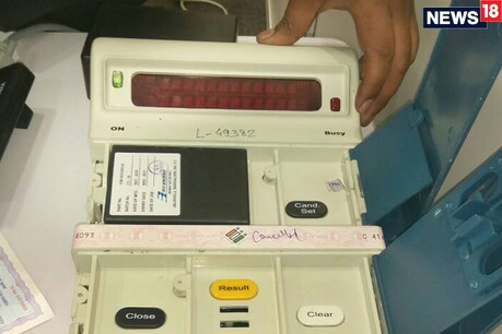 चित्रकूट में कर्वी नगर पालिका परिषद के अध्यक्ष पद के नामांकन के दौरान प्रत्याशियों ने आचार सहिंता की जमकर धज्जियां उड़ाईं.