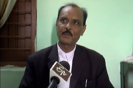 अदालत के फैसले की जानकारी देते हुए सरकारी वकील एके श्रीवास्तव.