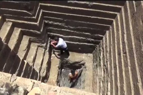 मध्यप्रदेश के सिवनी के घंसौर ब्लाक में जमीन की खुदाई के दौरान एक प्राचीन बावड़ी मिलने की बात सामने आई है.