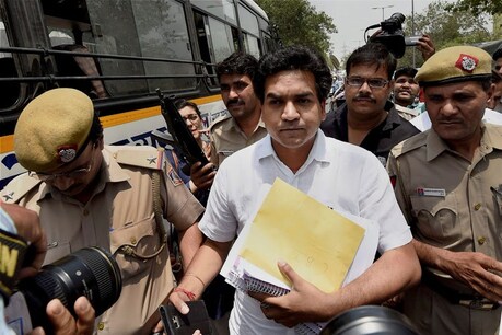 'आप' को 2 करोड़ का चंदा देने वाला शख्स आया सामने 'आप' को 2 करोड़ का चंदा देने वाला शख्स आया सामने