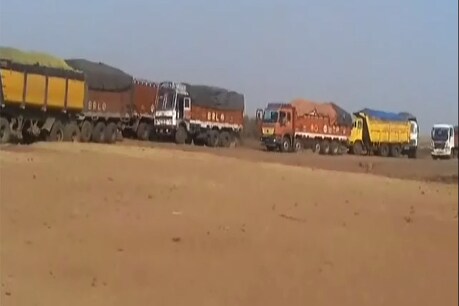 प्लांट के लिए कोयला लेकर जाते ट्र्क.