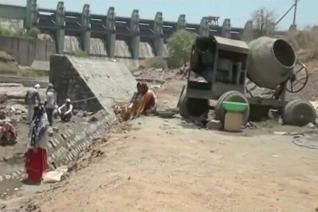 डेम के एक दर्जन गेट्स में दरार, चार साल से अधूरा है मरम्मत का काम डेम के एक दर्जन गेट्स में दरार, चार साल से अधूरा है मरम्मत का काम