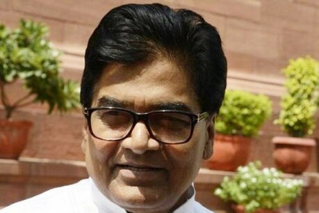 इटावा में सैफई में अपने 71वें जन्मदिवस के मौके पर सपा के राष्ट्रीय महासचिव रामगोपाल यादव ने कहा कि लोग हमेशा कहते मैं नाराज रहता हूं. लेकिन सच ये है कि मैं झूठे और मक्कारों से हमेशा नाराज रहता हूं.