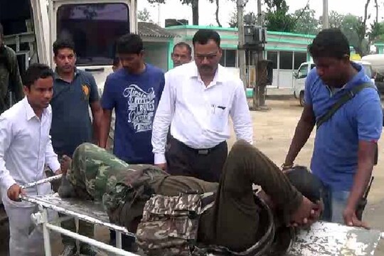 मुडभेड़ में घायल सब इंस्‍पेक्‍टर अरुण मरकाम. फोटो : न्‍यूज18/ईटीवी