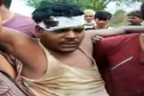 रुक्खन को अस्पताल ले जाते लोग
फोटो- ईटीवी