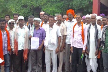 किसानों ने फसल बीमा की क्षतिपूर्ति राशि के लिए कलेक्टर से लगाई गुहार