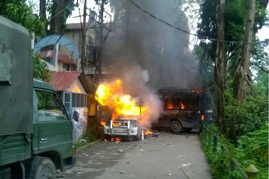 दार्जिलिंग में प्रदर्शनकारियों द्वारा फूंके गए वाहन: फाइल फोटो
