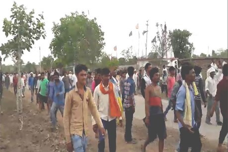 हादसे के बाद सड़क पर हंगामा करते ग्रामीण.