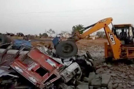 मध्यप्रदेश के दमोह में शनिवार को इलेक्ट्रॉनिक सामान से लदा ट्रक हादसे का शिकार हो गया. ट्रक पुल की रैलिंग तोड़ते हुए सूखी नदी में गिर गया. पत्थरों से टकराने के कारण ट्रक बुरी तरह से क्षतिग्रस्त हो गया.