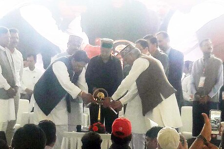 सोलन मेें आयोजित कार्यक्रम में उज्ज्वला योजना का शुभारंभ करते हुए अतिथिगण.