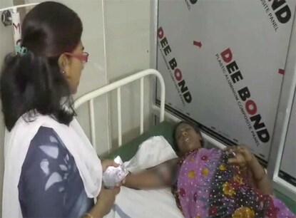 जिला अस्पताल में भर्ती रिंकी से मिलने पहुंची मानव अधिकार आयोग की जिला प्रतिनिधि सीमा जाट.