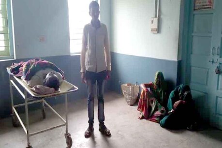 अस्पताल में शव के साथ मृतक के परिजन.