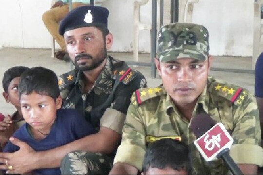 उसूर टीआई चाणक्‍य नाग और एसआई ओपी त्रिपाठी.