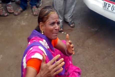 महिला ने मंत्री के सामने खोली पोल, फटकार लगते ही हरकत में आई पुलिस महिला ने मंत्री के सामने खोली पोल, फटकार लगते ही हरकत में आई पुलिस