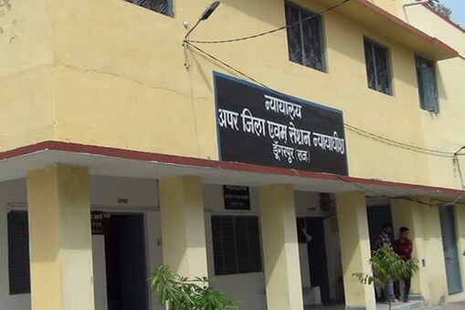 डूंगरपुर शहर के सात साल पुराने बहुचर्चित योगेंद्र सिंह हत्याकांड में एडीजे कोर्ट ने बुधवार को बड़ा फैसला सुनाते हुए 5 दोषियों को आजीवन कारावास की सजा सुनाई है. डूंगरपुर शहर के सात साल पुराने बहुचर्चित योगेंद्र सिंह हत्याकांड में एडीजे कोर्ट ने बुधवार को बड़ा फैसला सुनाते हुए 5 दोषियों को आजीवन कारावास की सजा सुनाई है.