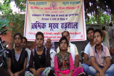 पिता के हत्यारों की गिरफ्तारी के लिए भूख हड़ताल पर बैठीं तीन बच्चियां