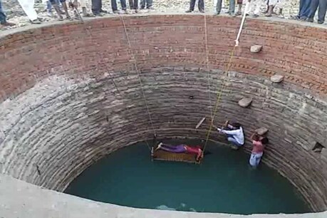 कुंए से लड़की की लाश निकालते ग्रामीण.