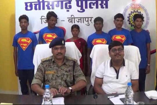 एक महिला समेत 6 माओवादियों ने किया आत्मसमर्पण