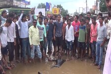 VIDEO: कीचड़ भरी सड़क पर लेटकर विरोध प्रदर्शन